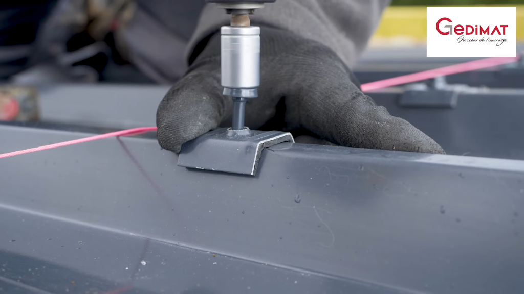 Comment poser un toit bac acier _ Ma Maison de A à Z